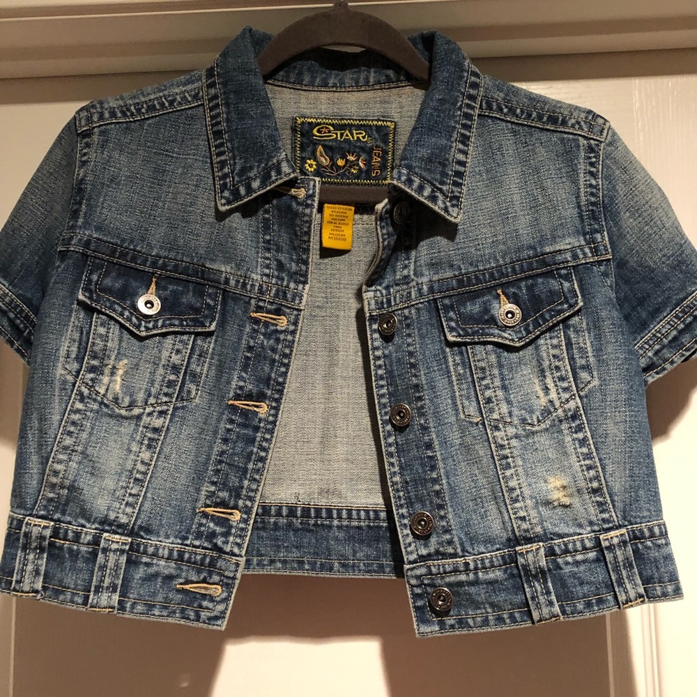 Slightly distressed denim cropped jean jacket!